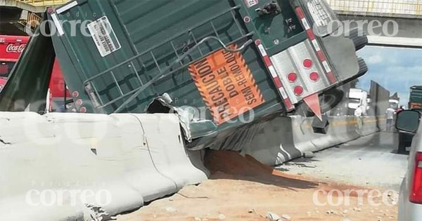 Volcadura de tráiler causa congestionamiento vial en la carretera Silao-Irapuato