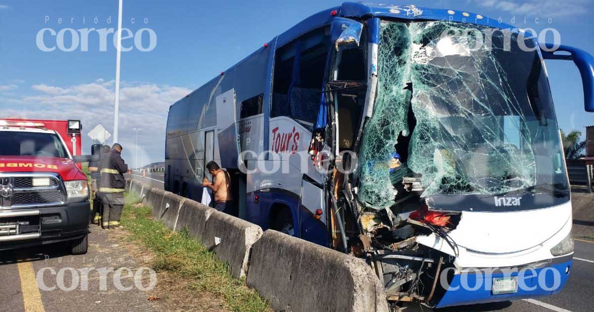 Choque entre autobús de pasajeros y camión en Pénjamo deja 6 heridos