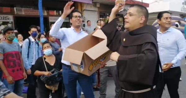 Como caído del cielo: regresa la tradicional lluvia del pan en Acámbaro