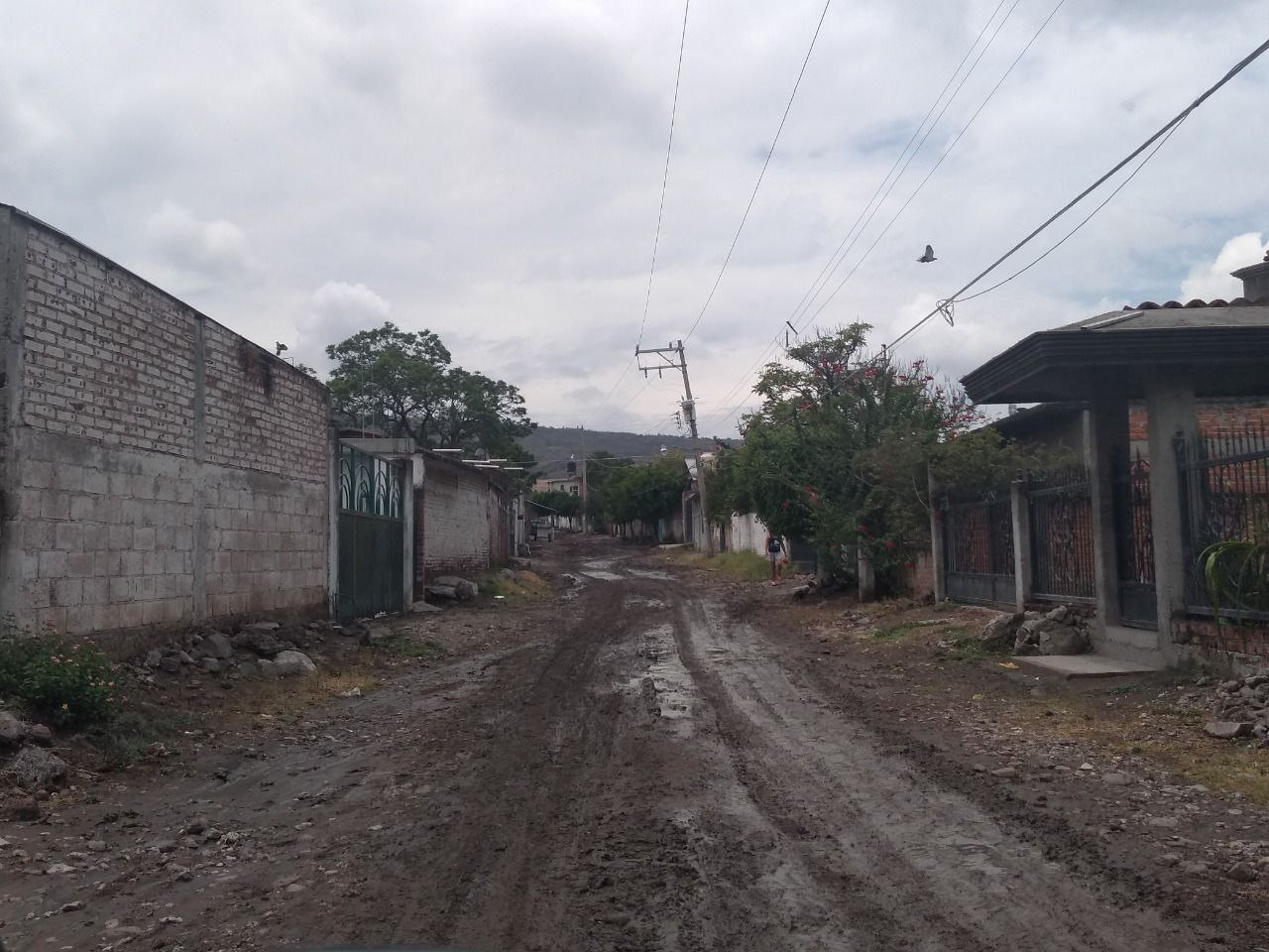 Entre lodo y sin drenaje dejan abandonada a la comunidad de Santa Rita en Salamanca