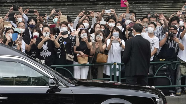 Japoneses despiden a exprimer ministro Shinzo Abe, asesinado en mitin de campaña