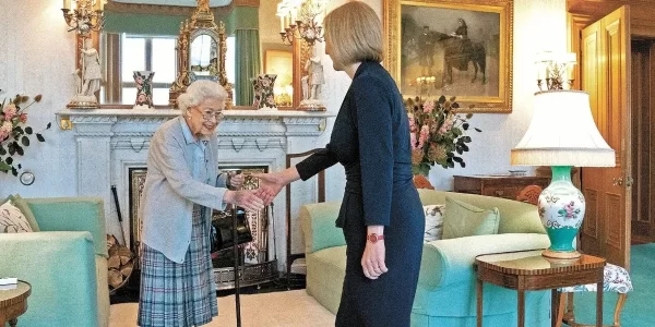 En su último acto público, la Reina Isabel II recibió a Liz Truss como primer ministra