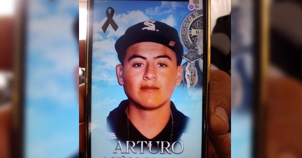 Con su traje de novio, despiden a Arturo, una de las víctimas del accidente en la comunidad Duarte