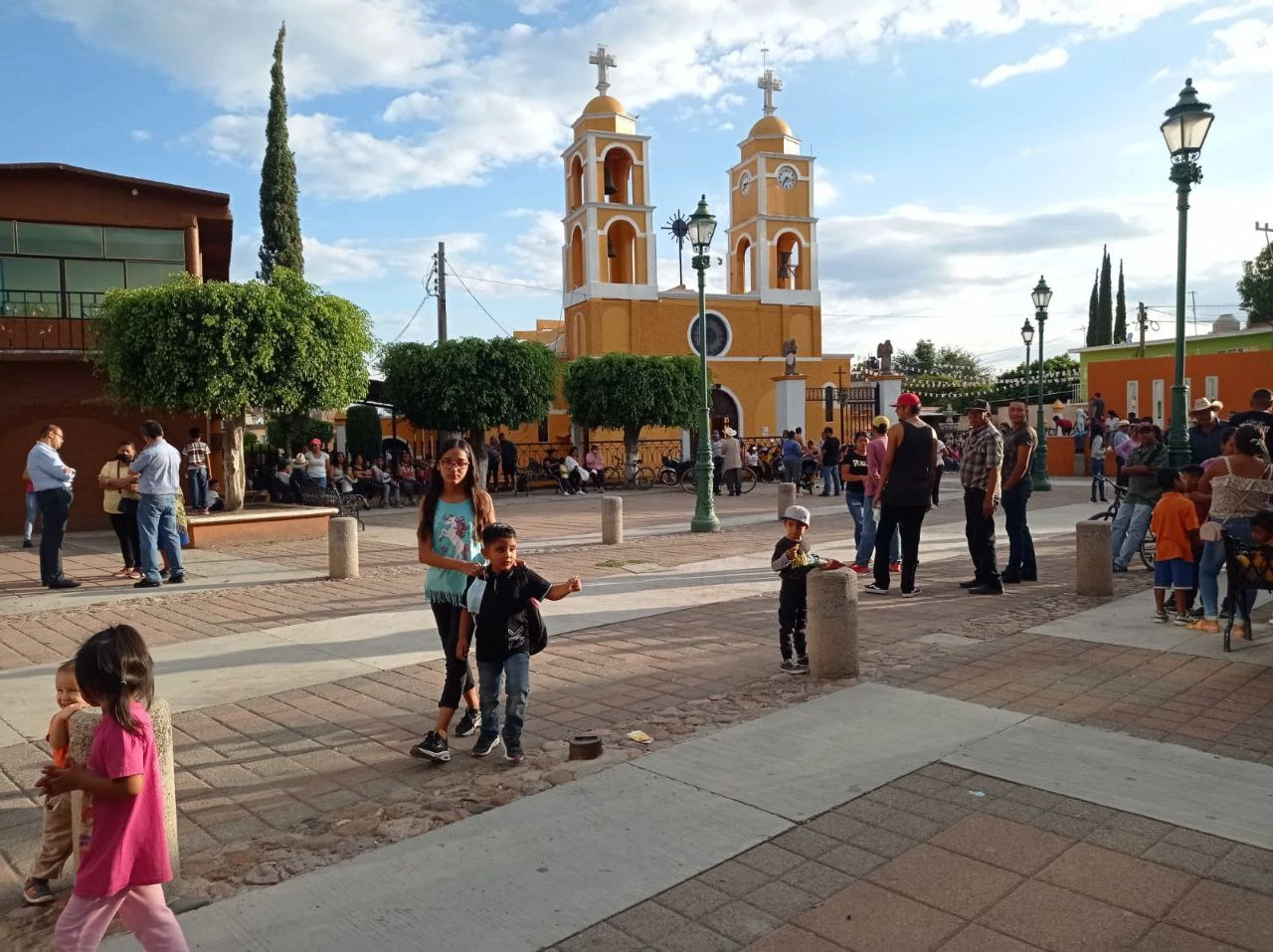 Sustituyen al sacerdote de Tomelopitos en Irapuato tras acusaciones de fraude