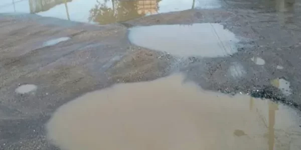 Silao: con palas y escombros vecinos de la Vía 2 tratan de tapar los baches