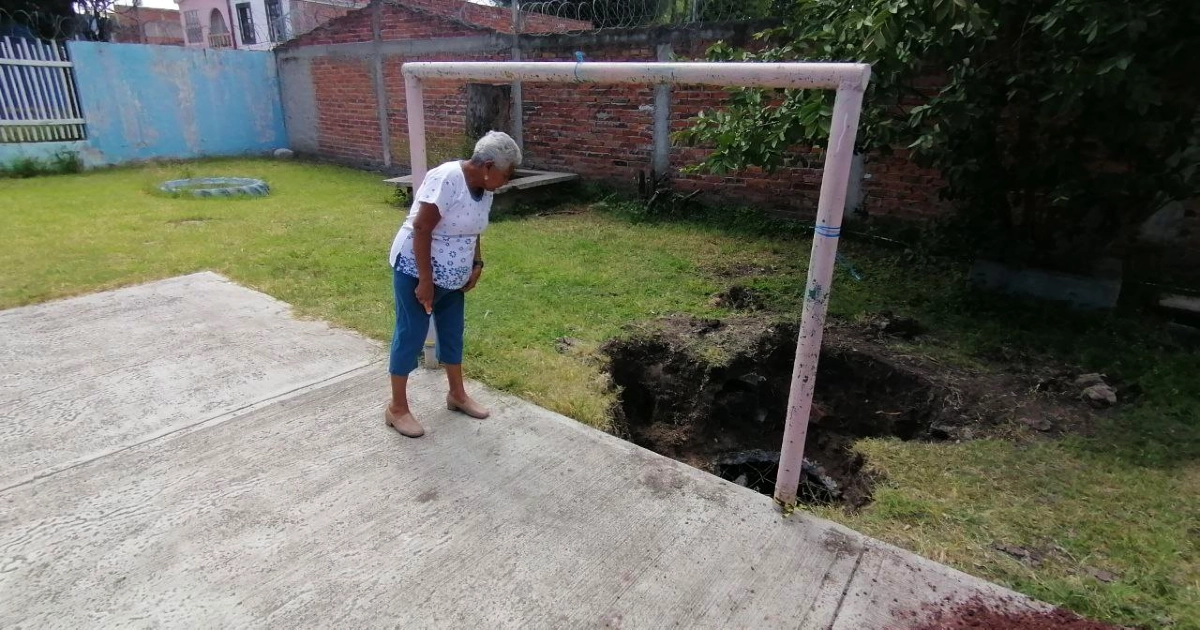 Aparece socavón de dos metros en preescolar de Salamanca; piden ayuda para taparlo