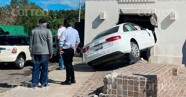 Carro atraviesa barda en León, mujer mayor y hombre salen ilesos (video)