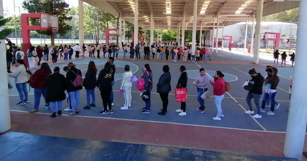 Por becar a sus hijos, guanajuatenses soportan filas kilométricas en la capital