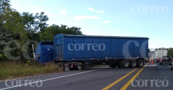 Conductor de un ‘vocho’ muere tras ser embestido por un tráiler en Silao