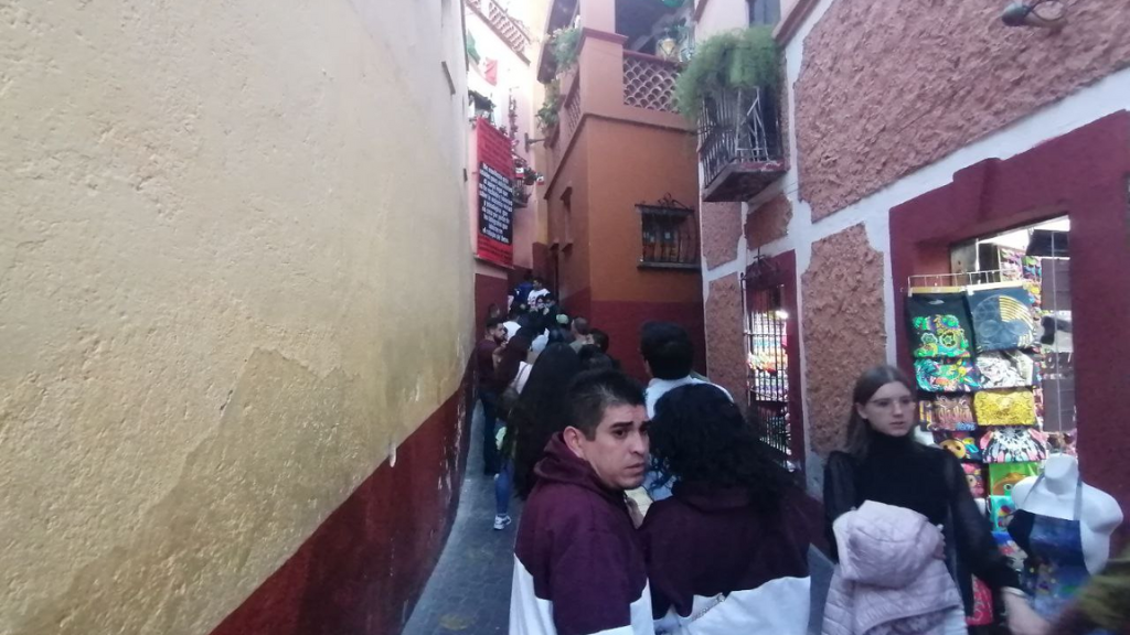 Conflicto entre fotógrafos en Callejón del Beso ahuyenta a turistas