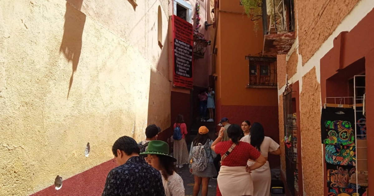 DMAOT da 10 días para retirar la lona de protesta en el Callejón del Beso en Guanajuato