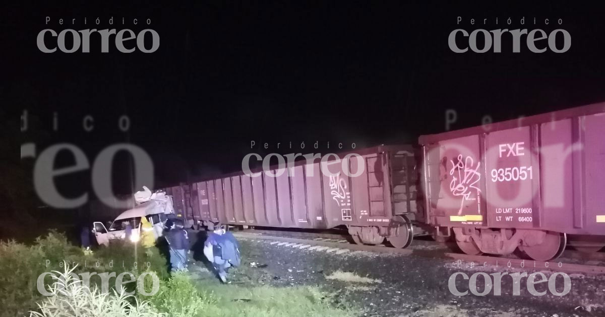 Tren arrolla camioneta de pasajeros en la comunidad Zapote de Barajas de Pénjamo