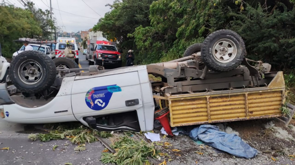 Trabajadores de Simapag se salvan tras volcar camioneta; brincaron antes