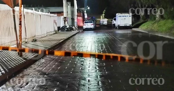 Ataque a patrulla afuera de Aurrera en Tarimoro deja un policía muerto y otro herido