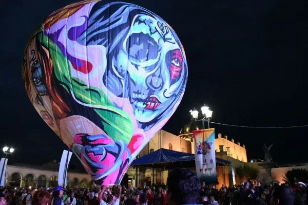 Pese a mal clima, disfrutan del Festival de Globos de Cantoya en Uriangato