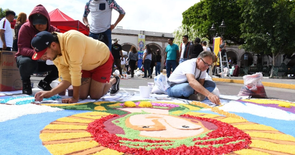 Colorea Uriangato el cierre del Encuentro Internacional de Alfombristas