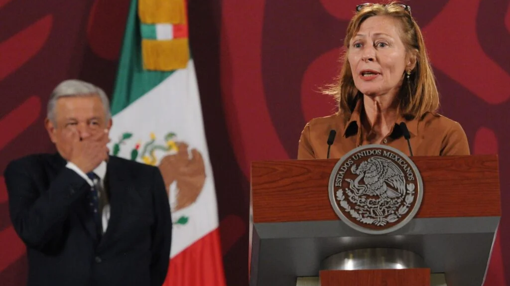 Entre lágrimas, Tatiana Clouthier renuncia a la Secretaría de Economía