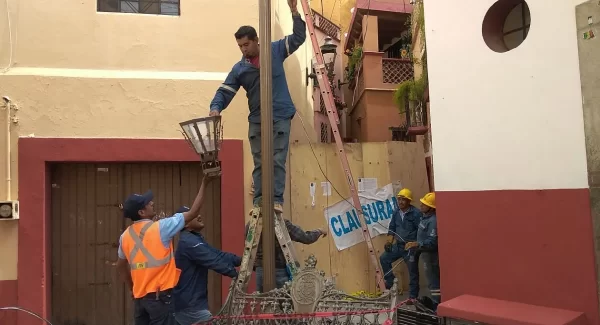 Dejan a comerciantes del Callejón del Beso sin luz por más de 6 horas; mejor cierran