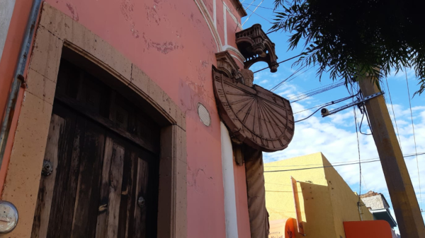 El Reloj de Sol que esconde la arquitectura del ‘Barrio Arriba’ en León