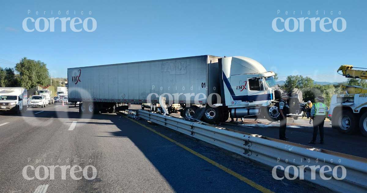 Tráiler atraviesa muro de la Irapuato-Silao y provoca intenso tráfico por 3 horas