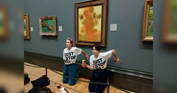 Activistas lanzan salsa de tomate a pintura de Van Gogh como protesta ambiental