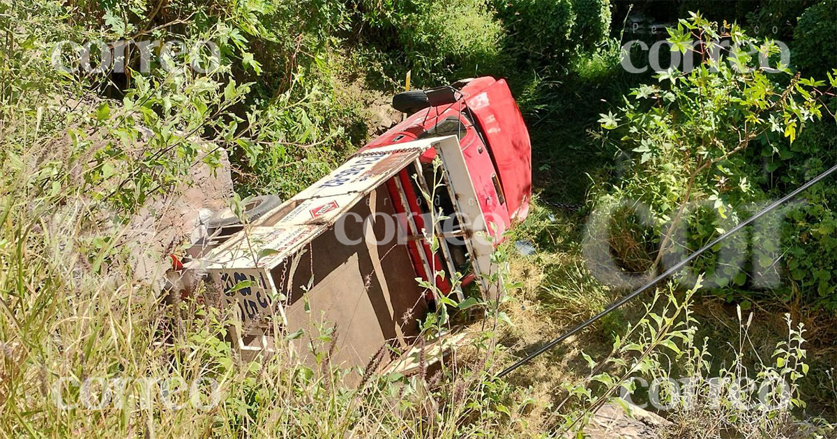 Conductor termina lesionado tras volcar su camión de gas en la Guanajuato – Silao