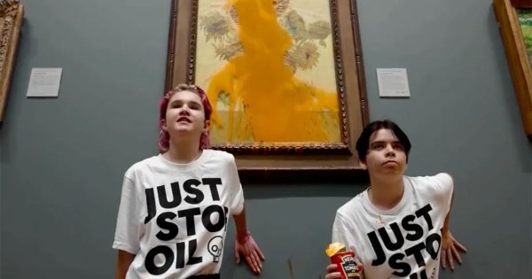 Activistas que lanzaron sopa a pintura de Van Gogh serían acusadas de “daños ambientales”