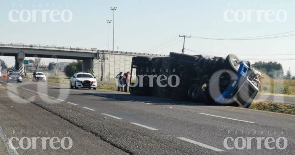 Vuelca tráiler sobre la Irapuato –Abasolo; no hay lesionados