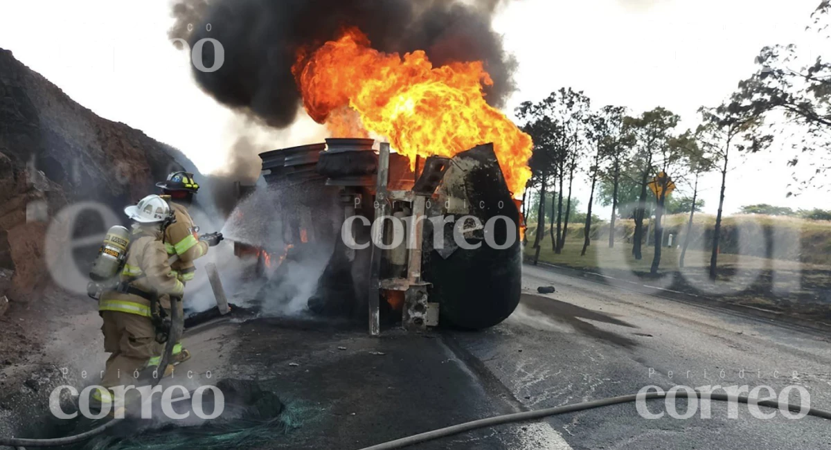 Accidente en la Acámbaro-Zitácuaro provoca incendio de tráiler con diésel