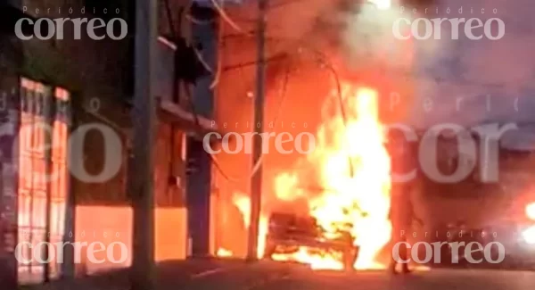 Incendio en Los Álamos, Irapuato consume  hasta las cenizas a un auto