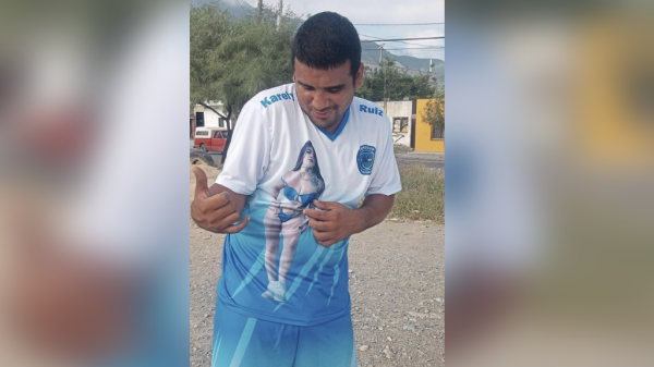 Sin temor a sus esposas, jugadores de futbol estrenan uniforme de Karely Ruiz