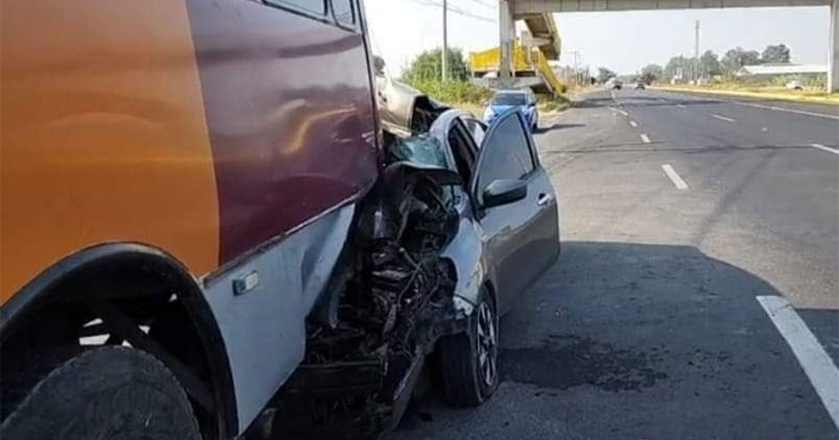 Aparatoso accidente deja un lesionado en la carretera Celaya-Comonfort