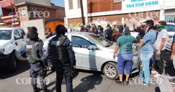 Salamanca: taxistas ‘piratas’ generan disturbios para evitar que detengan a conductor