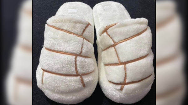 Como ‘pan caliente’, poblanas ofertan las cómodas ‘pantuconchas’