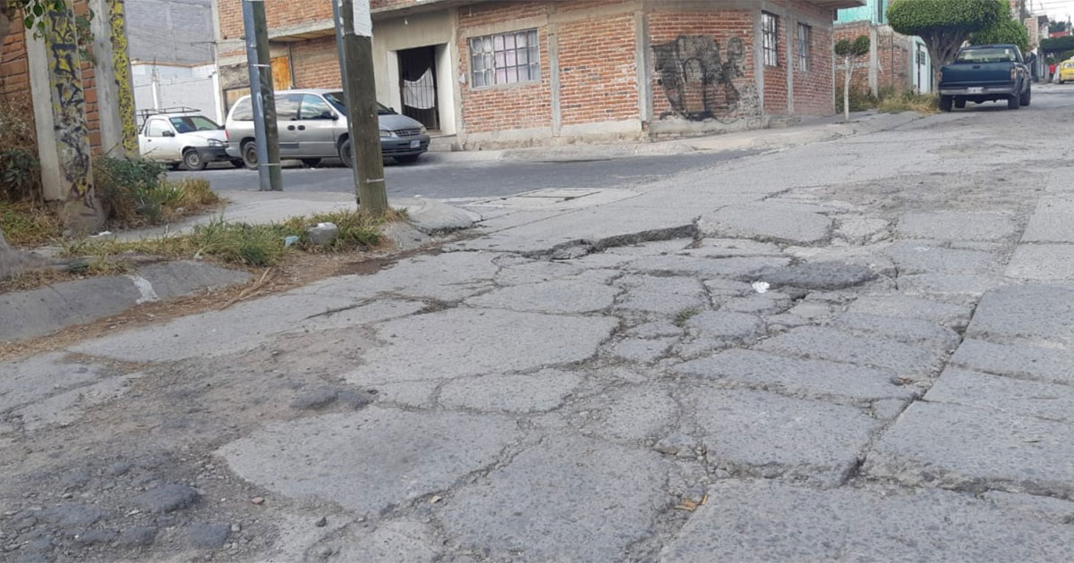 Entre baches y hoyos viven habitantes de la colonia Paseos de Miravalle de León