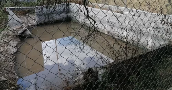 Habitantes de comunidad en Pueblo Nuevo viven con el peligro de que colapse fosa séptica