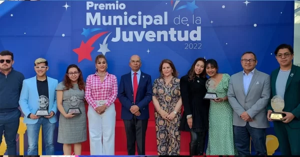 Alcalde Javier Mendoza reconoce trayectoria de cinco jóvenes celayenses