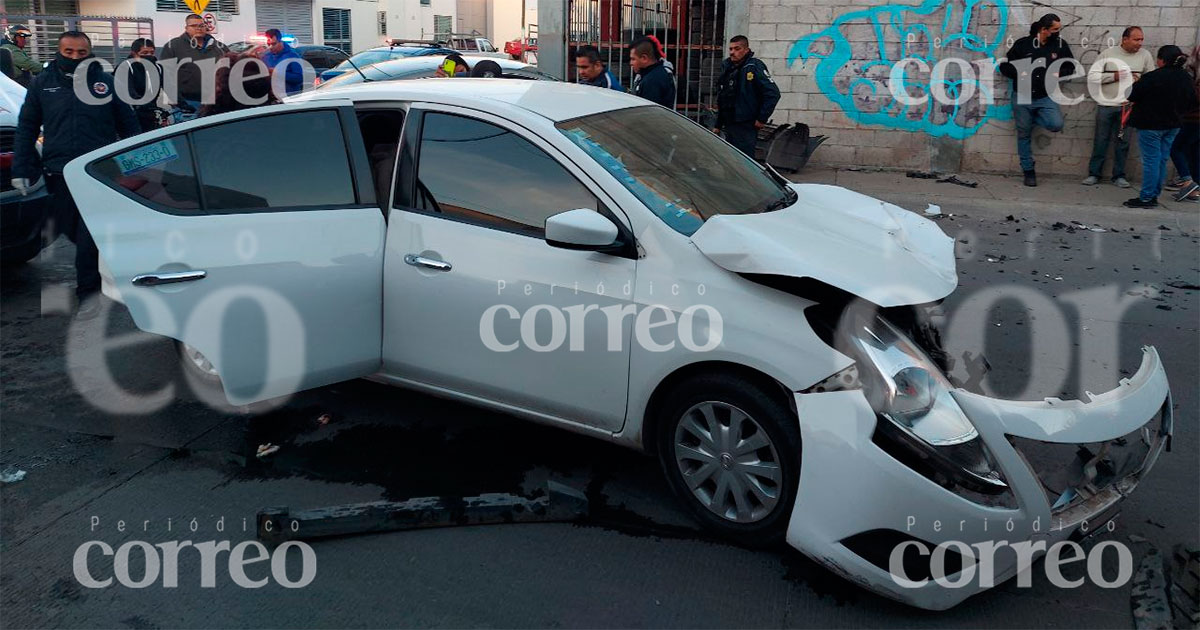 Taxista de plataforma provoca choque en León; salen heridos mujer, su hijo y otros 3