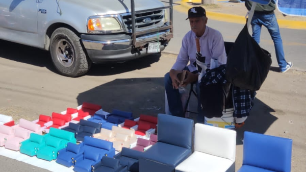 Abuelito vende en un día toda su mercancía gracias al apoyo de los leoneses