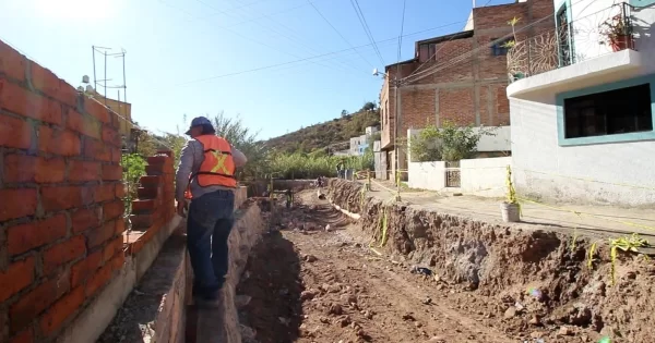 Pavimentan el callejón Presa de Rocha en Guanajuato capital con inversión de 2.9 mdp