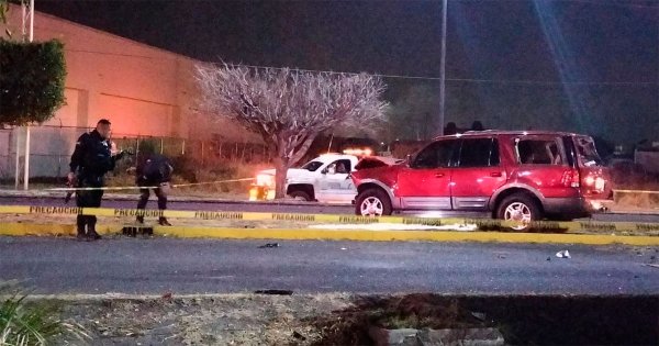 Chocan con palmeras en bulevar de Salamanca; conductora muere y pasajeros salen heridos