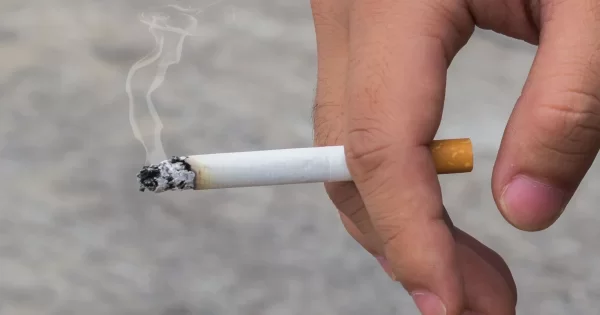 Prohíben consumo de tabaco en lugares públicos; entérate dónde ya no puedes fumar