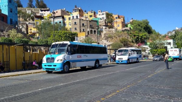 Por falta de seguro, camioneros de Guanajuato apoyan aumento de transporte