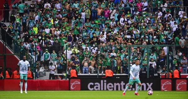 Vuelve la violencia al futbol: hinchas del León lesionan a fanático del Toluca