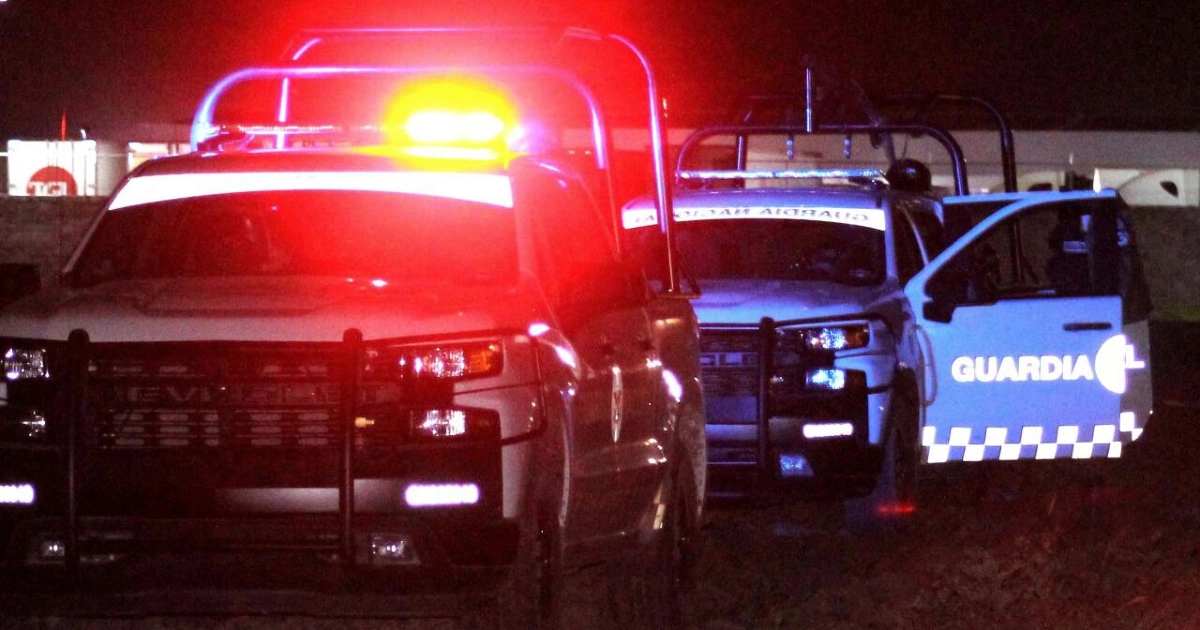 Patrulla de Irapuato choca con motocicleta de presuntos asaltantes; hay 2 heridos