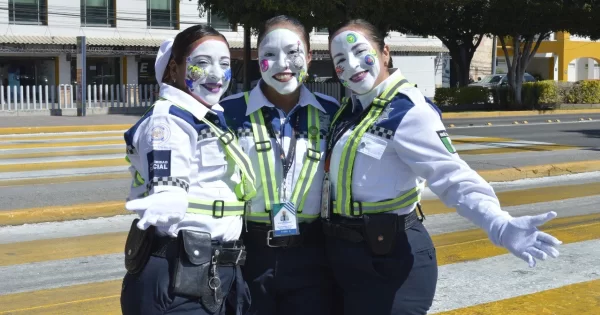 Entre burlas y sonrisas, mimos de la Policía Vial son una tradición en la Feria de León