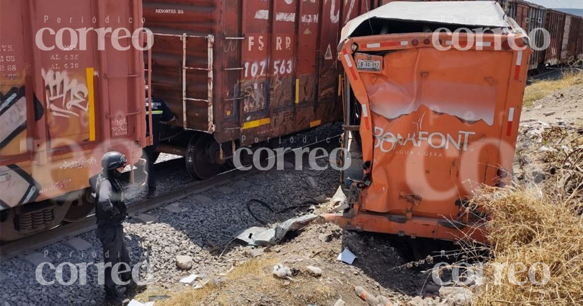 Alcanzan a saltar de camioneta repartidora antes de ser aplastados por tren en San Francisco del Rincón