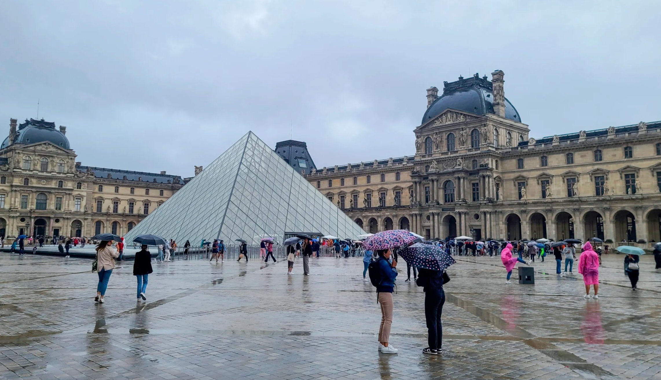 Francia en alerta por amenazas de bombas: cierran el Palacio de Versalles y el Louvre