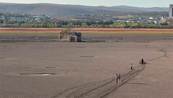 Ya seca, rescatan a dos menores de presa del Palote de León; quedaron atrapados en el lodo