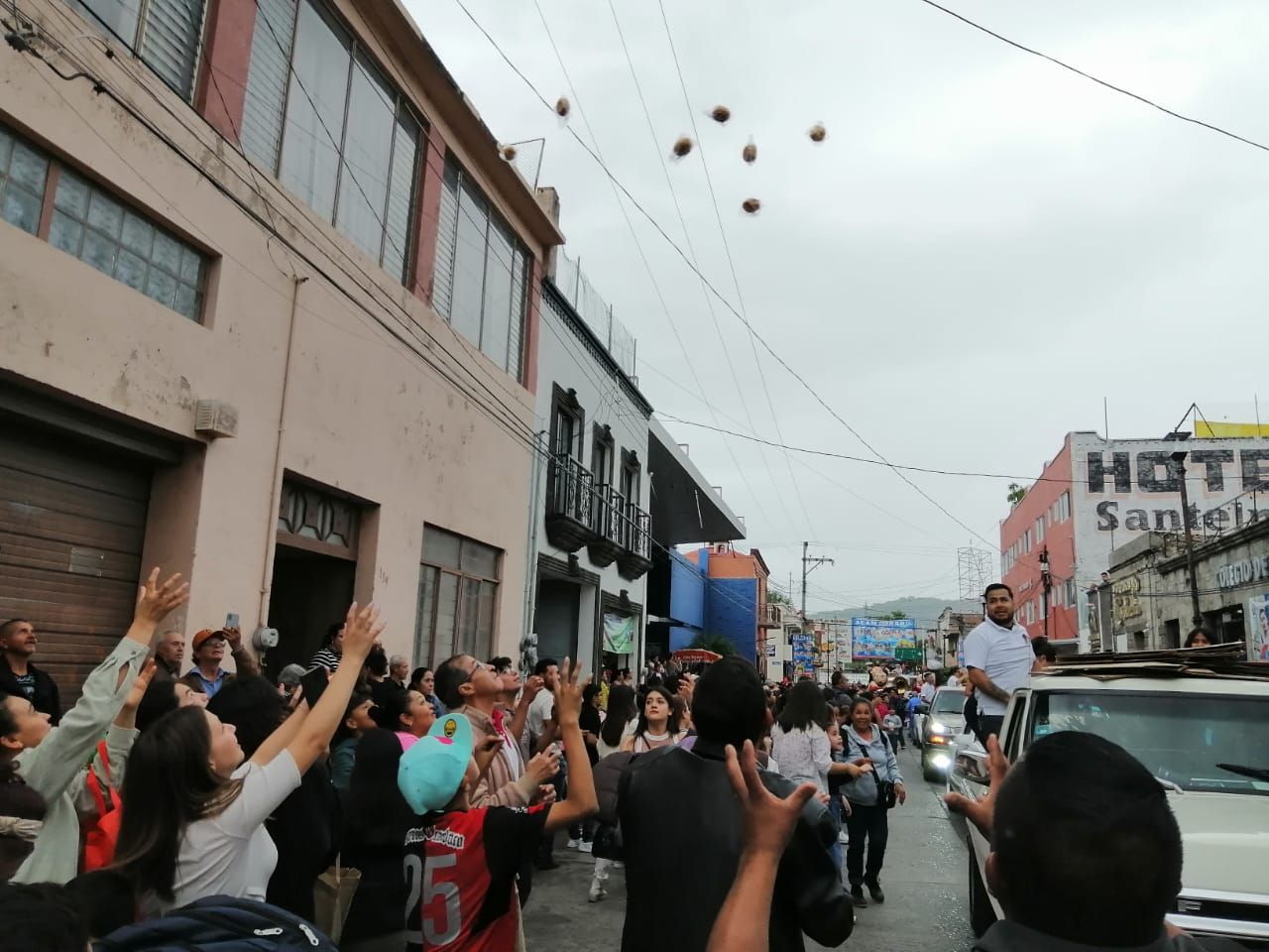 Celebran la tradicional 'Lluvia del Pan de Acámbaro'